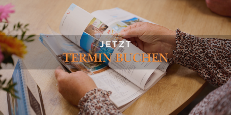 Blättern in einem Reisekatalog